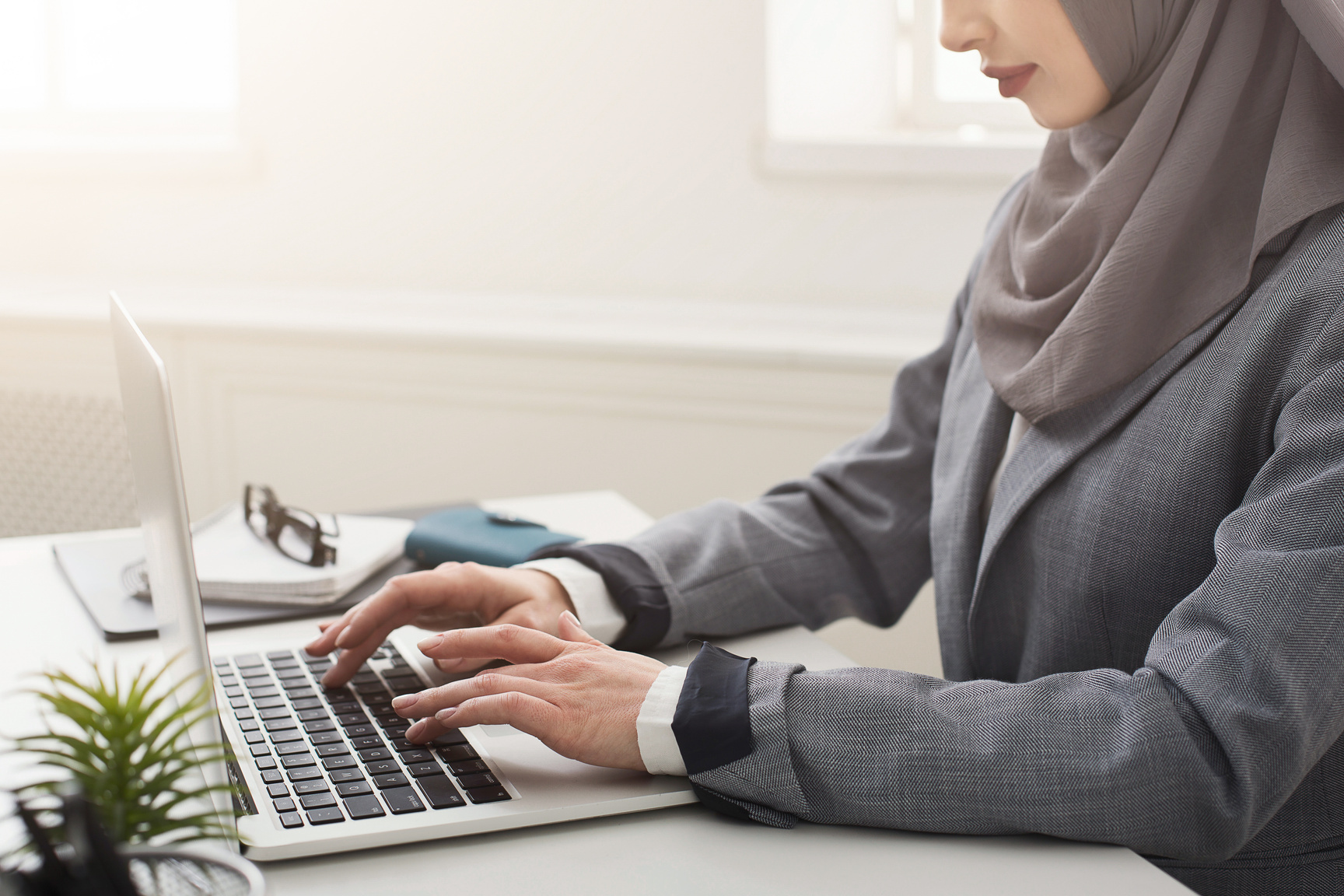 Young saudi business woman working in the office